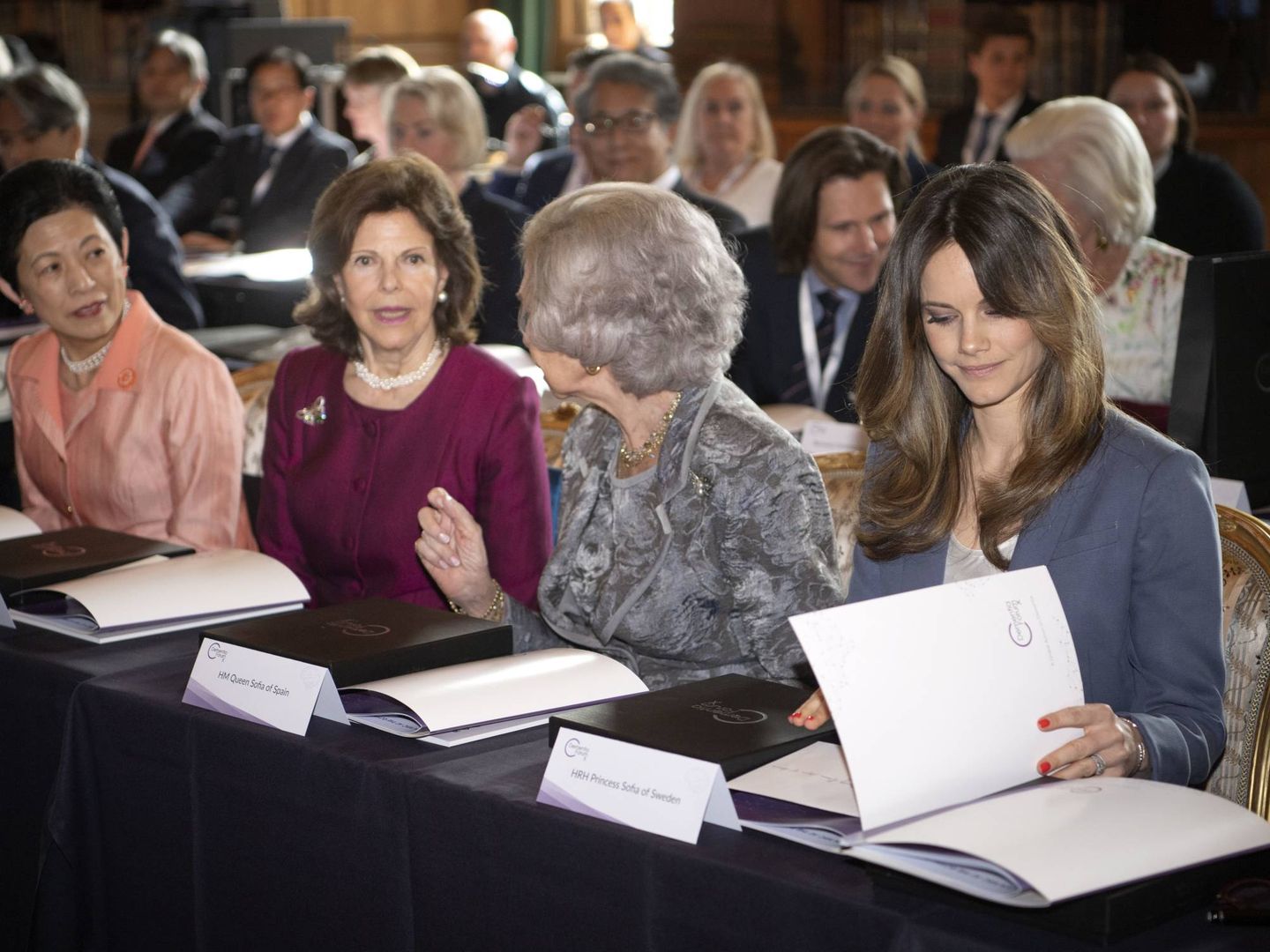 Reinas y princesas conversan durante el congreso. (Cordon Press)