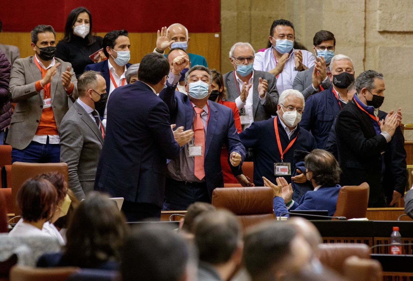 Un grupo de agricultores aplaude tras la votación en el Parlamento de Andalucía para el inicio de la tramitación de la ley para regular los regadíos en el entorno de Doñana. (EFE/Julio Muñoz) 
