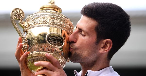 Foto: Novak Djokovic besa el trofeo de Wimbledon. (Reuters)