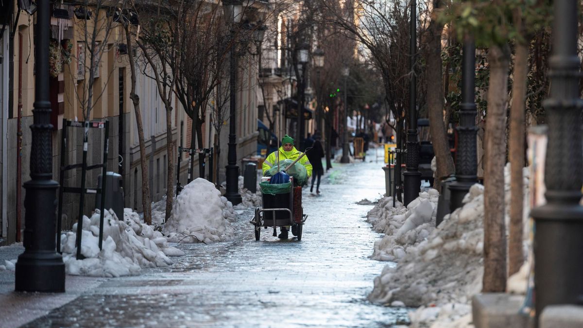 Madrid calcula que la retirada de nieve y hielo terminará "mañana o el fin de semana"