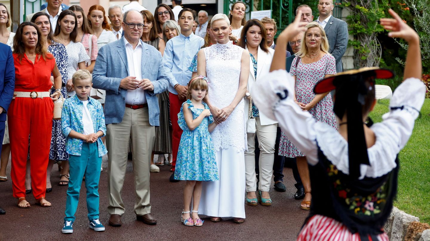 la familia real de Mónaco en el tradicional pic nic que despide el verano. (EFE/ERIC GAILLARD/POOL)