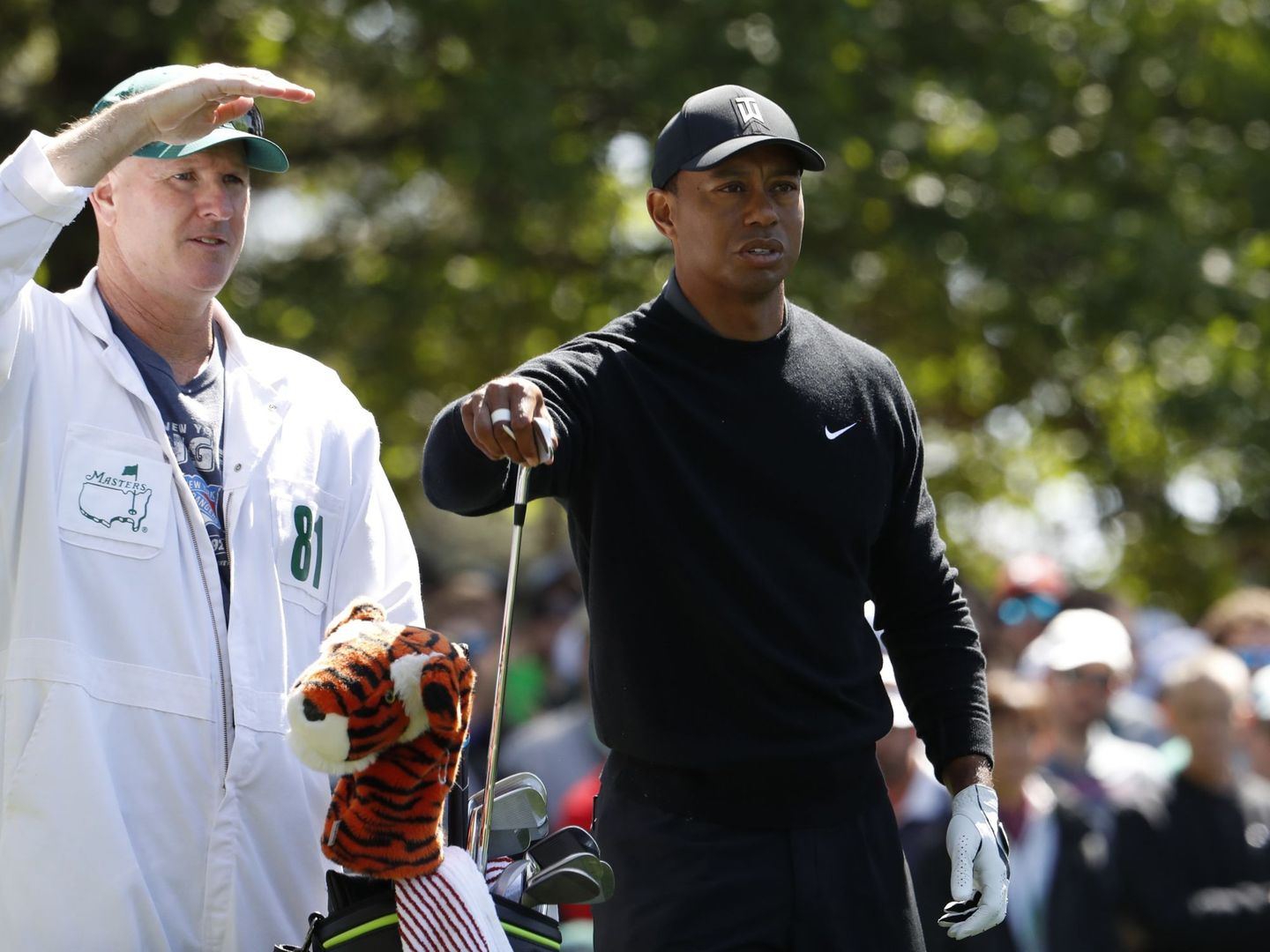 Tiger Woods, con su caddie en Augusta (EFE) 