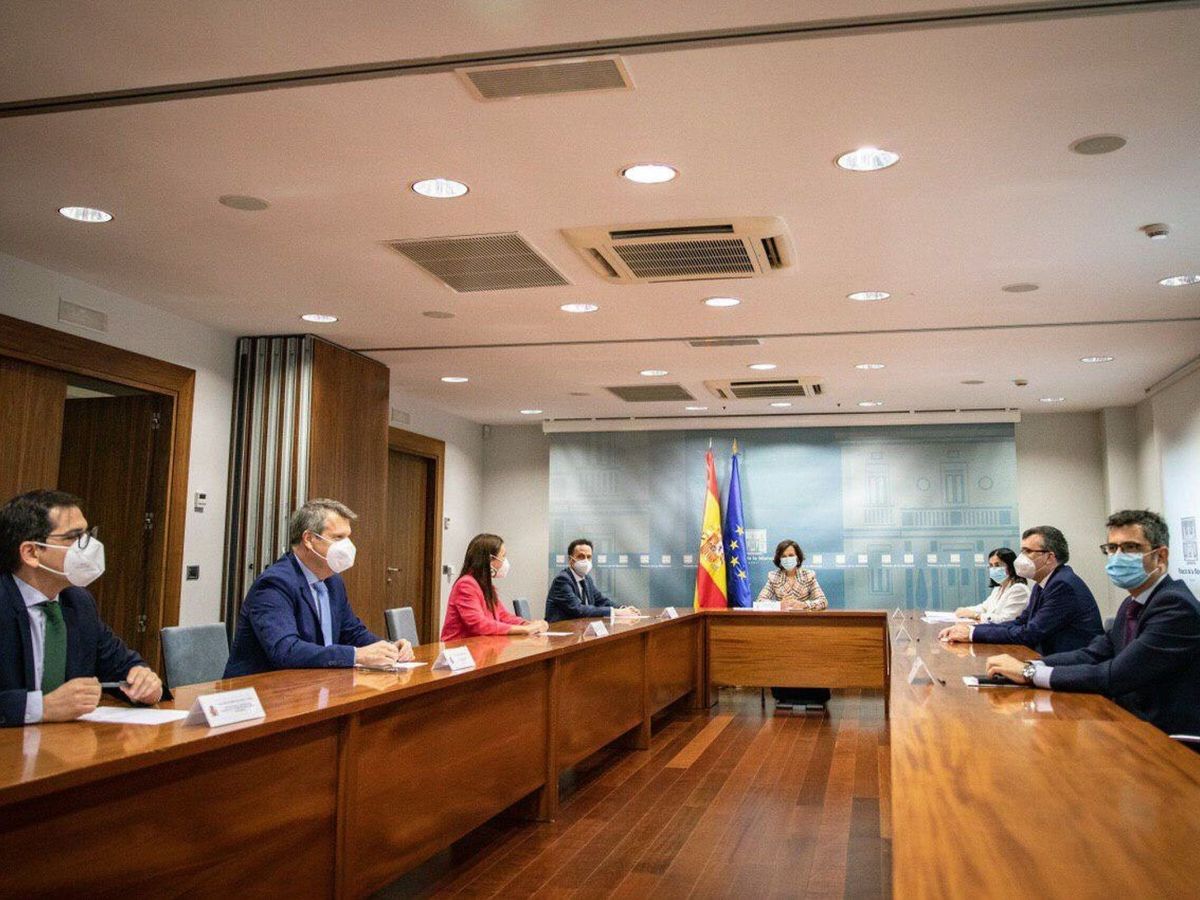 Foto: La vicepresidenta Carmen Calvo (c) y la ministra de Política Territorial, Carolina Darias (3d), durante la reunión con una delegación de Cs, encabezada por el portavoz adjunto, Edmundo Bal (4-i), en la Moncloa. (EFE)