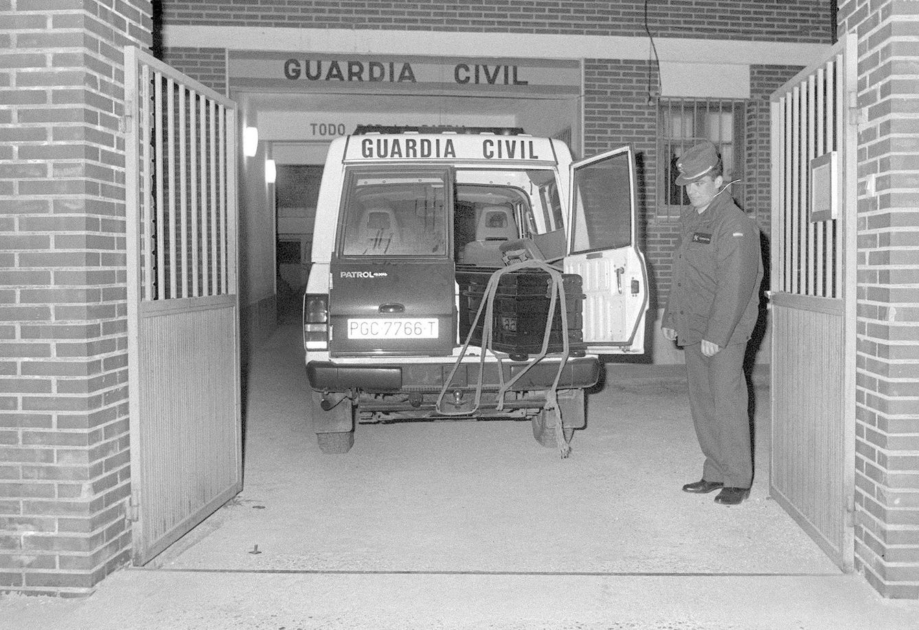 La Guardia Civil transporta los restos de las niñas de Alcàsser. (EFE)