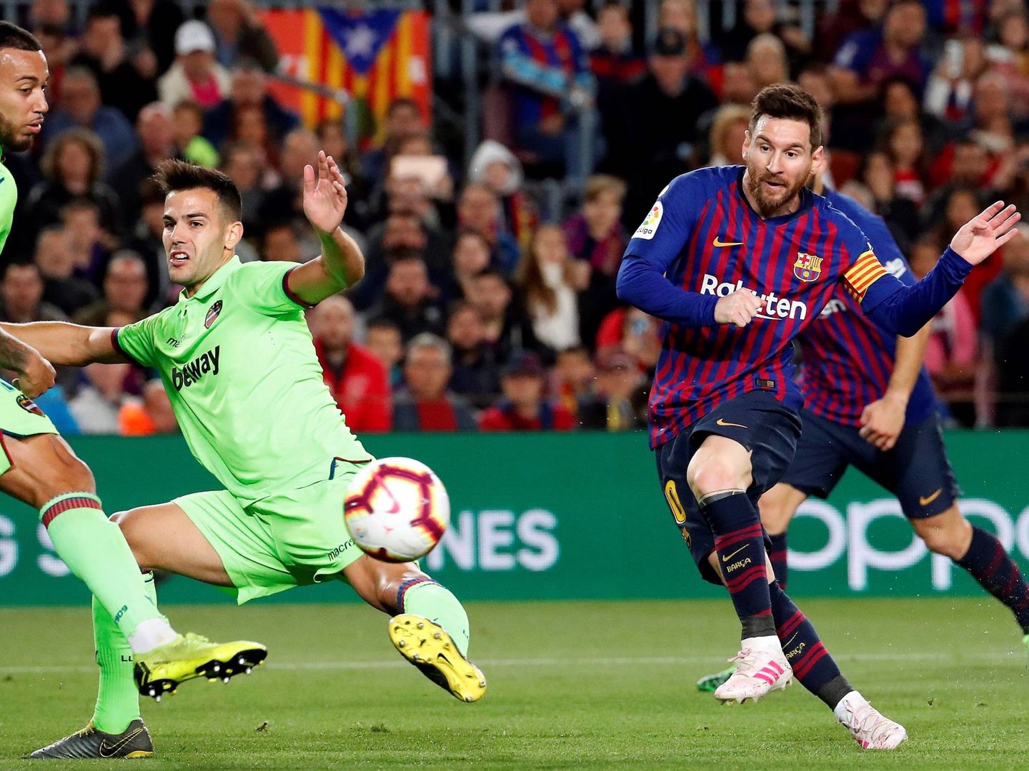 Messi, en el momento de golpear el balón para marcar el 1-0 ante el Levante. (EFE)