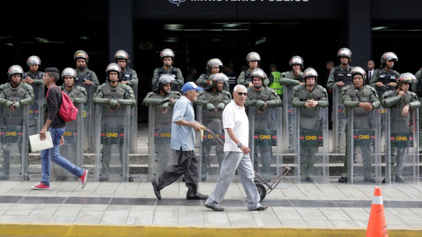 Miembros de la Guardia Nacional custodian la entrada de la Fiscalía en Caracas, el 25 de abril de 2017. (Reuters)