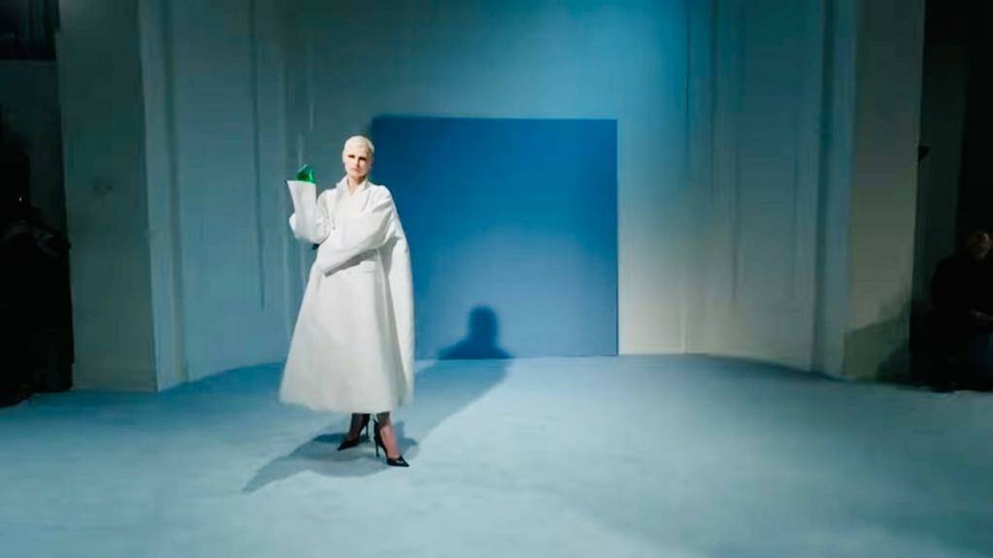 Modelo de la nueva colección de alta costura de Gaultier. (Captura de pantalla de YouTube)