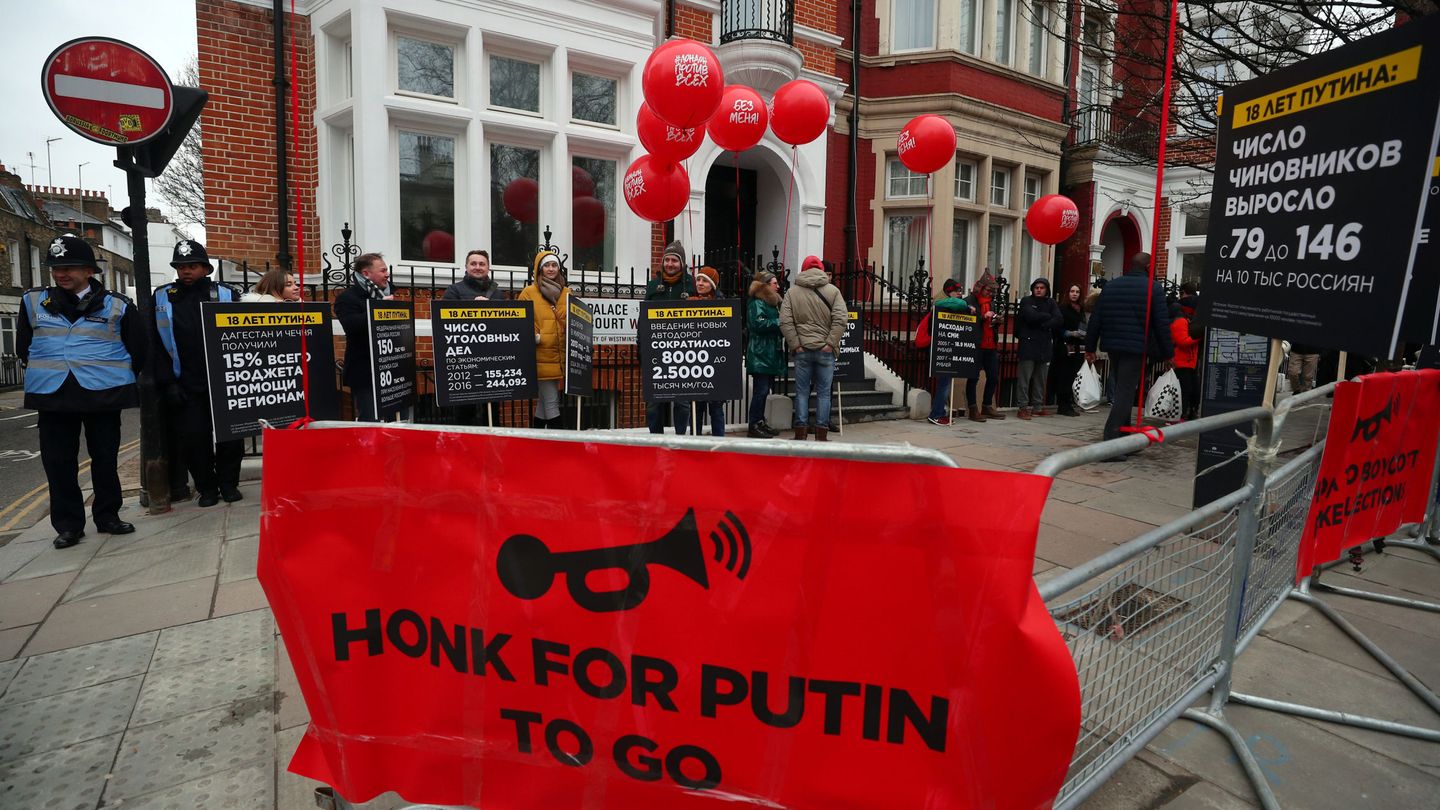 Manifestantes contra Putin protestan frente a la Embajada rusa en Londres, el 18 de marzo de 2018. (Reuters)