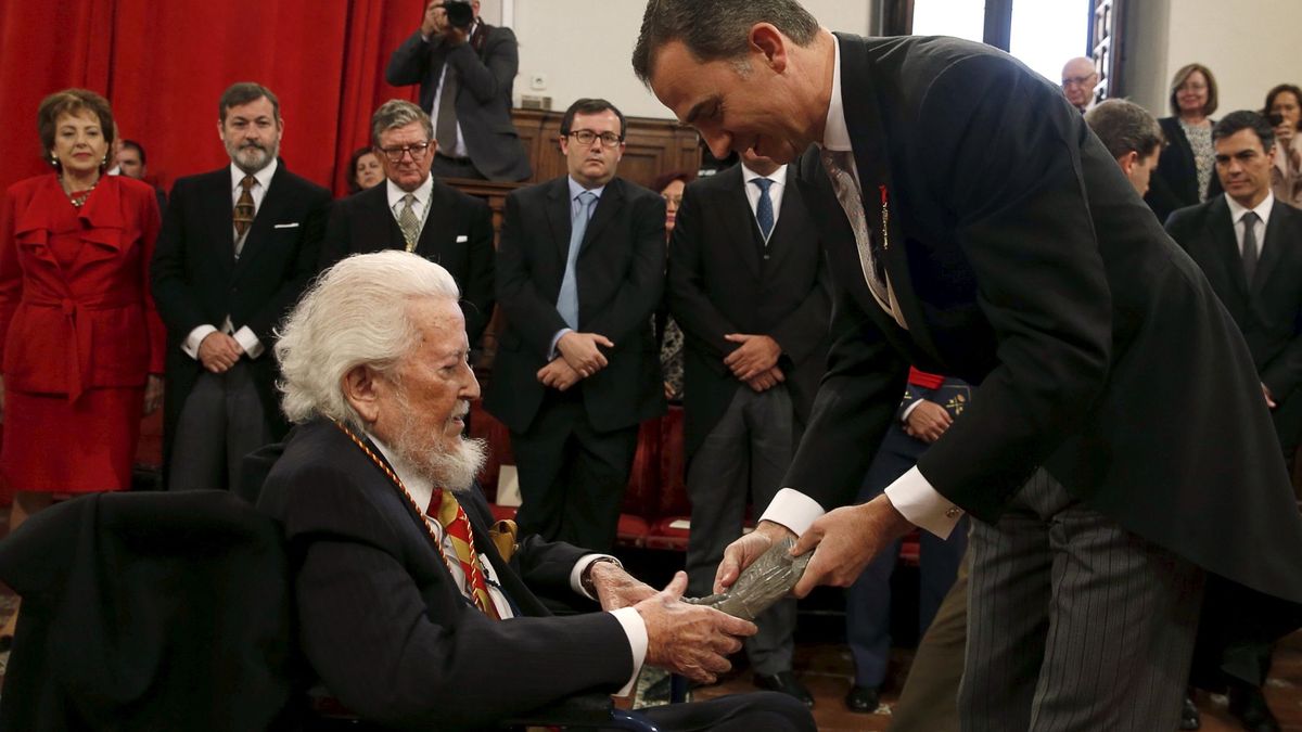 Fernando del Paso, Premio Cervantes, grita Socorro durante la ceremonia