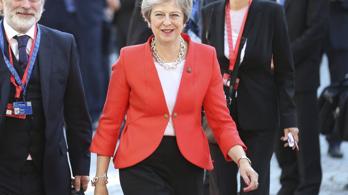 Theresa May, vestida para el 'Brexit' con zapatos leopardo y collar oversize