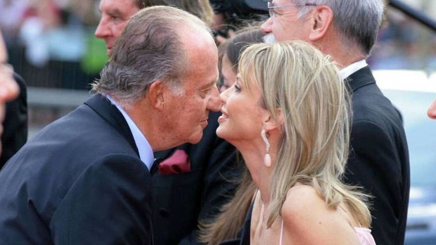 El rey Juan Carlos, saludando a Corinna Larsen. (EFE)