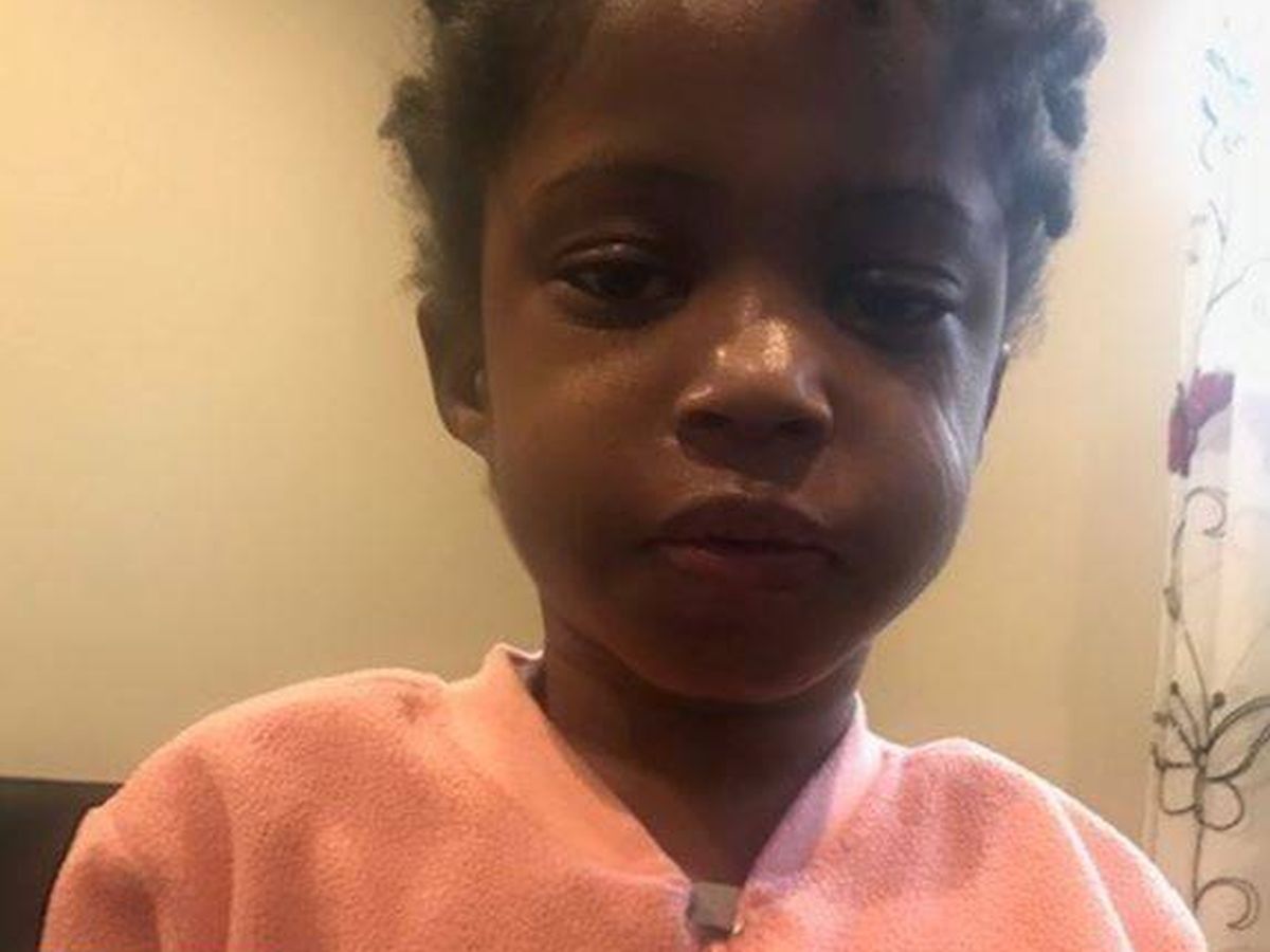 Vídeo  Encuentran sola a una niña de 4 años y siguen sin recogerla tres  días después