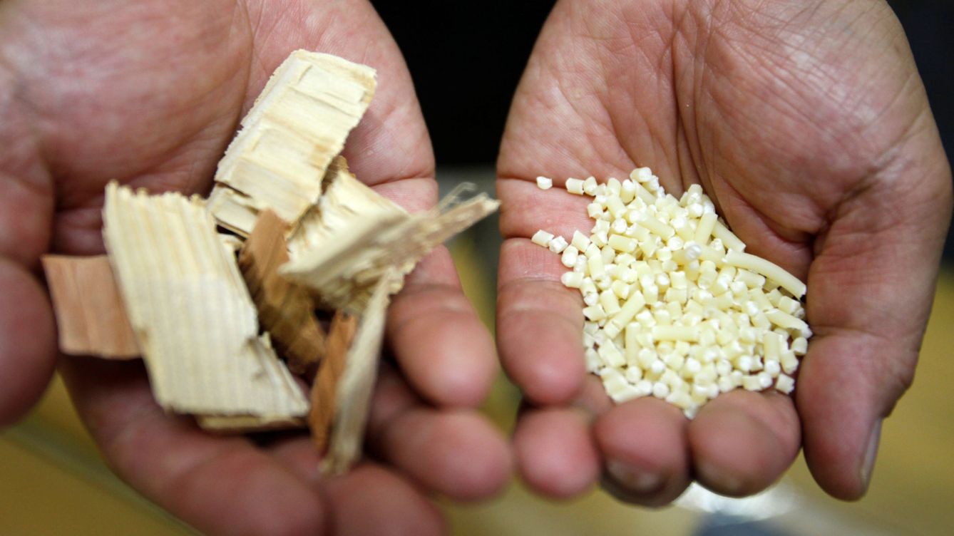 Foto: El nuevo material se llama CNF y se fabrica amasando fibras de madera en resinas. (Reuters)