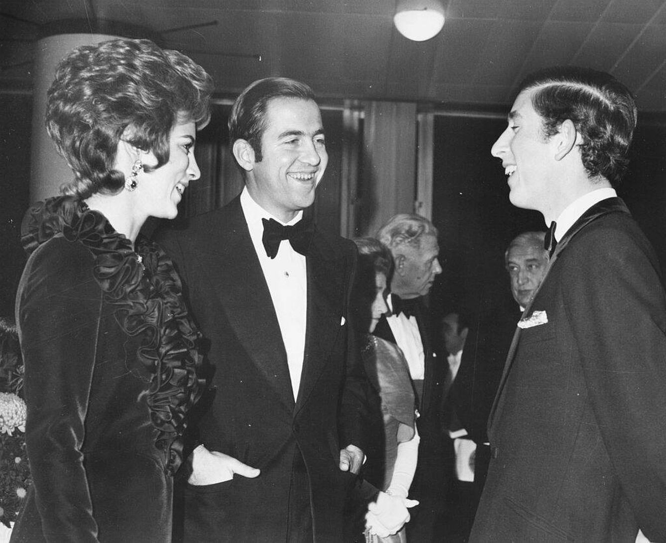  Ana María y Constantino, junto a Carlos de Inglaterra en 1970. (Getty)