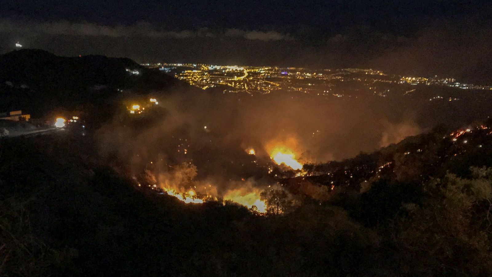 Foto: Otro incendio forestal en Gran Canaria ha obligado a evacuar casas aisladas. (Efe)