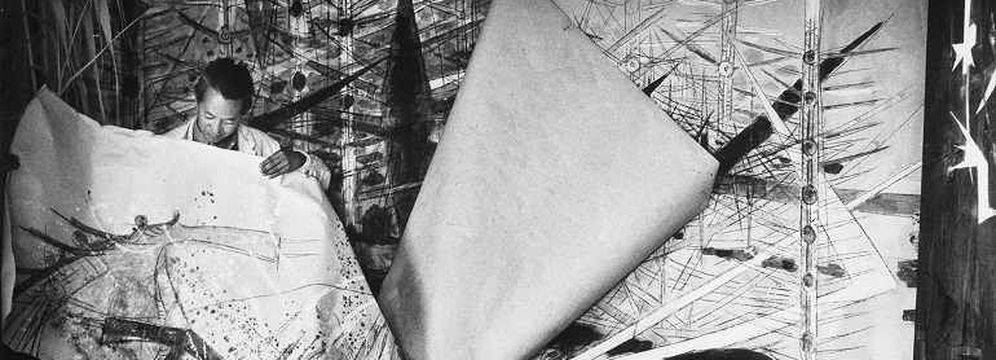 Wifredo Lam, ante una de sus obras de la serie 'Brousses' en su taller de Albissola, 1963.