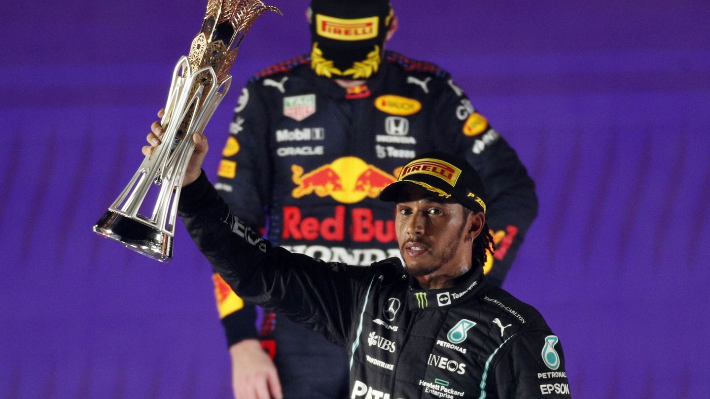 El antagonismo entre los partidarios y detractores de Lewis Hamilton y Max Verstappen crece cada carrera. (Reuters/Andrej Isakovic)