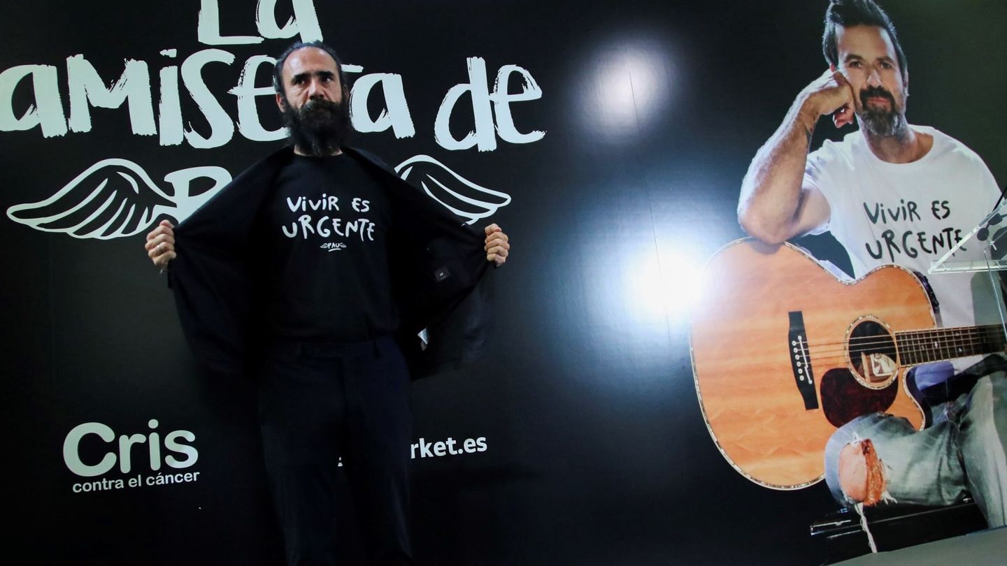 El publicista y creador de la camiseta de Pau Donés, Jorge Martínez, durante la presentación. (EFE)