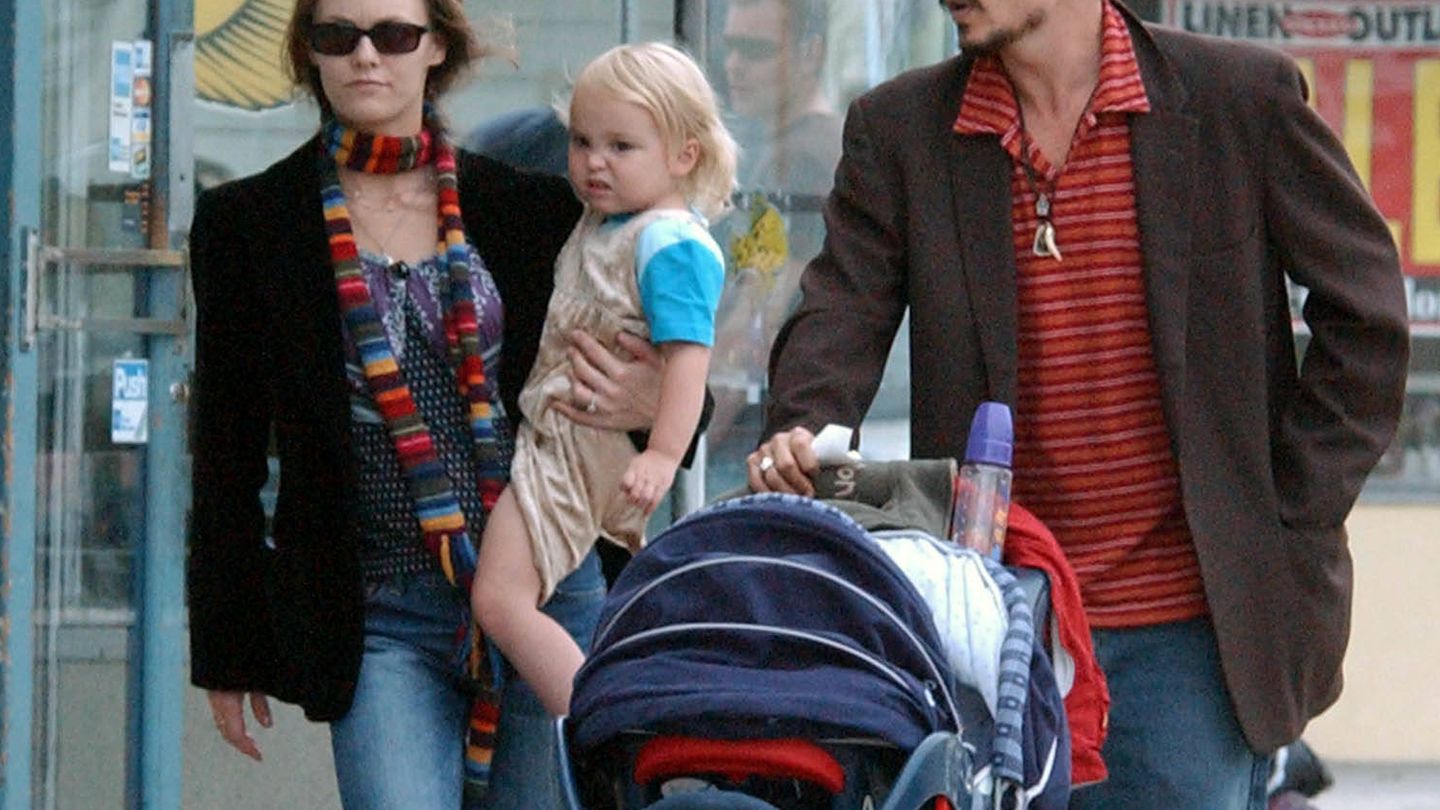 Con sus padres, Vanessa Paradis y Johnny Depp. (Gtres)