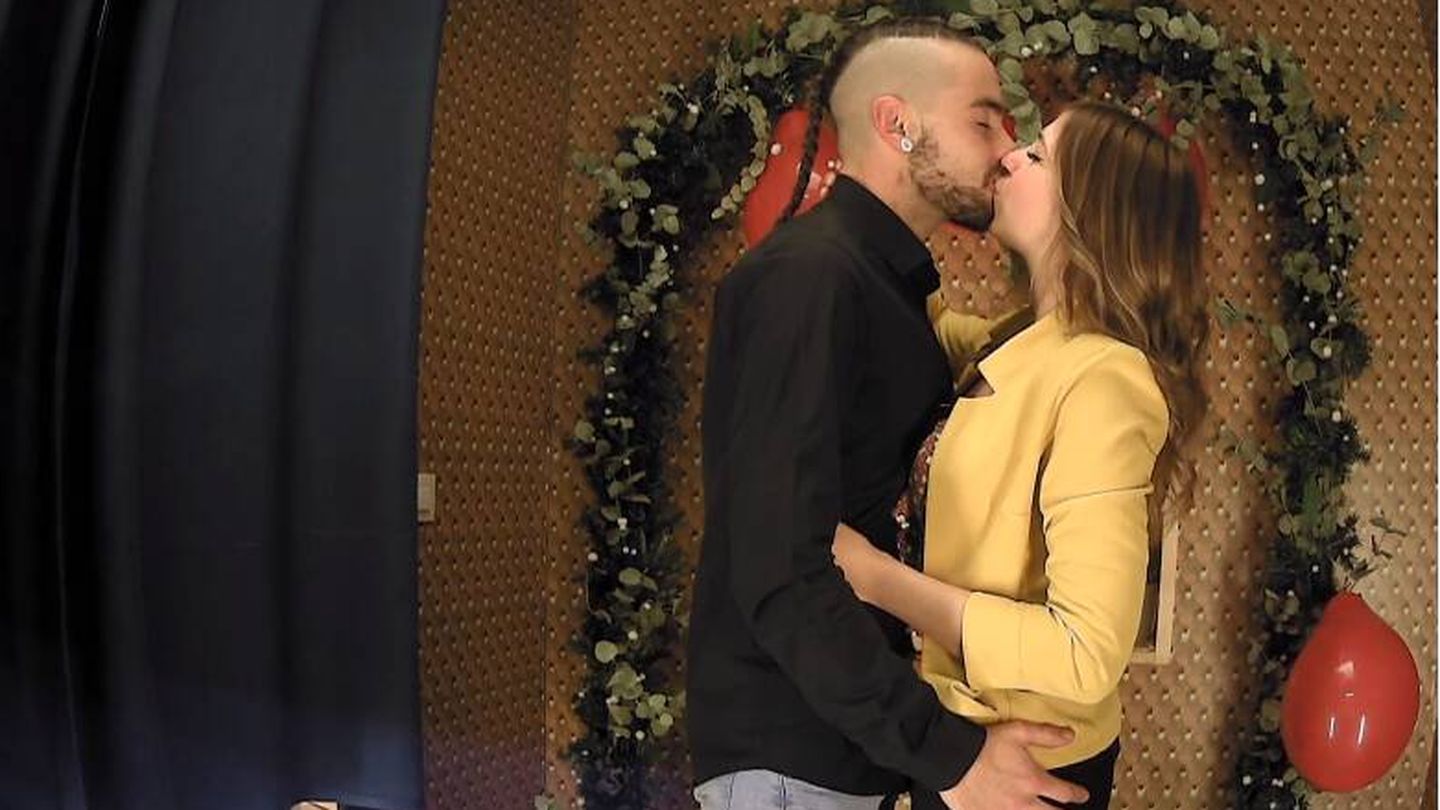 Carlos y María besándose en 'First Dates'. (Mediaset)