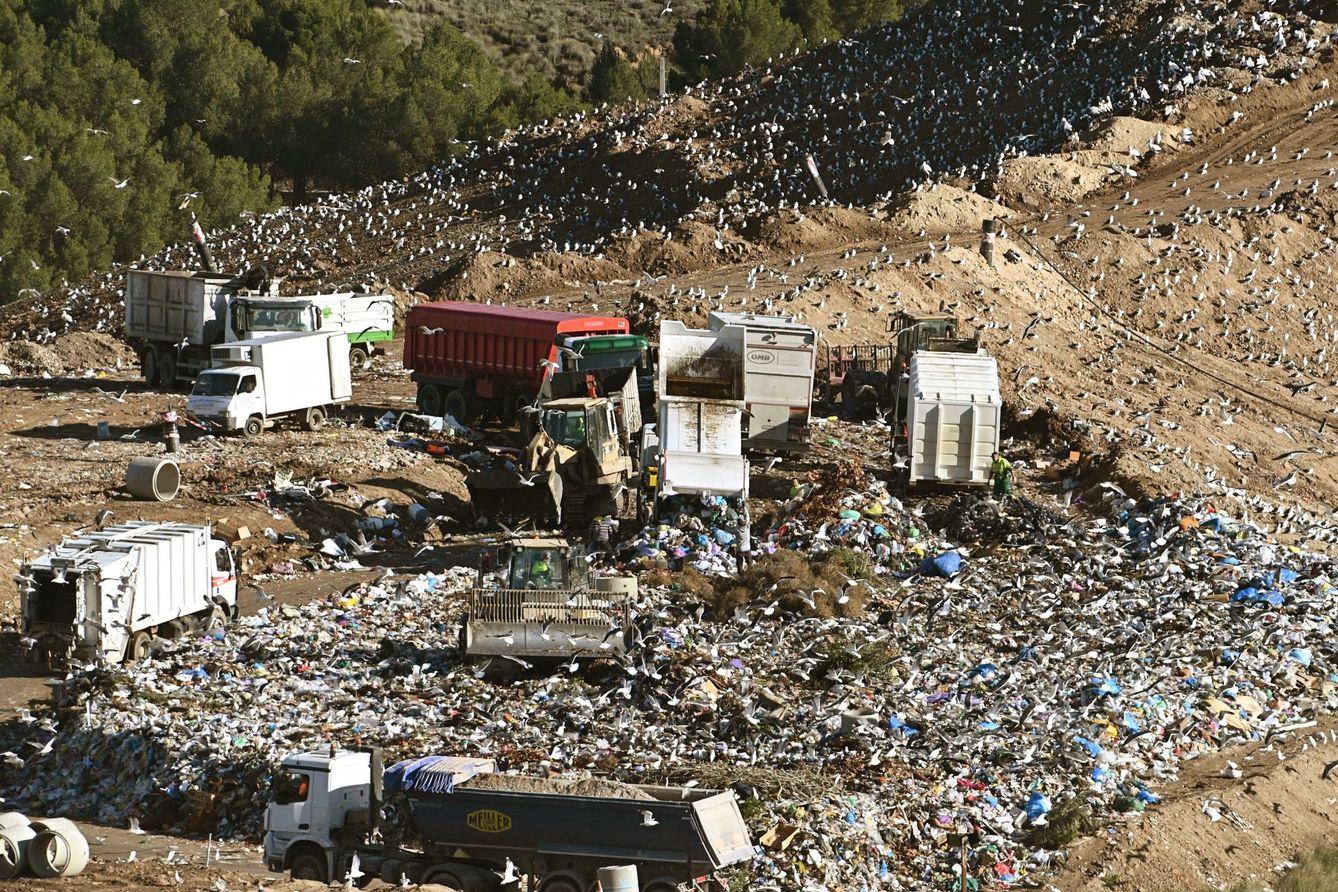 El impulso de los plásticos reciclables y la economía circular que propone la nueva ley pretende cambiar las malas prácticas del pasado. EFE
