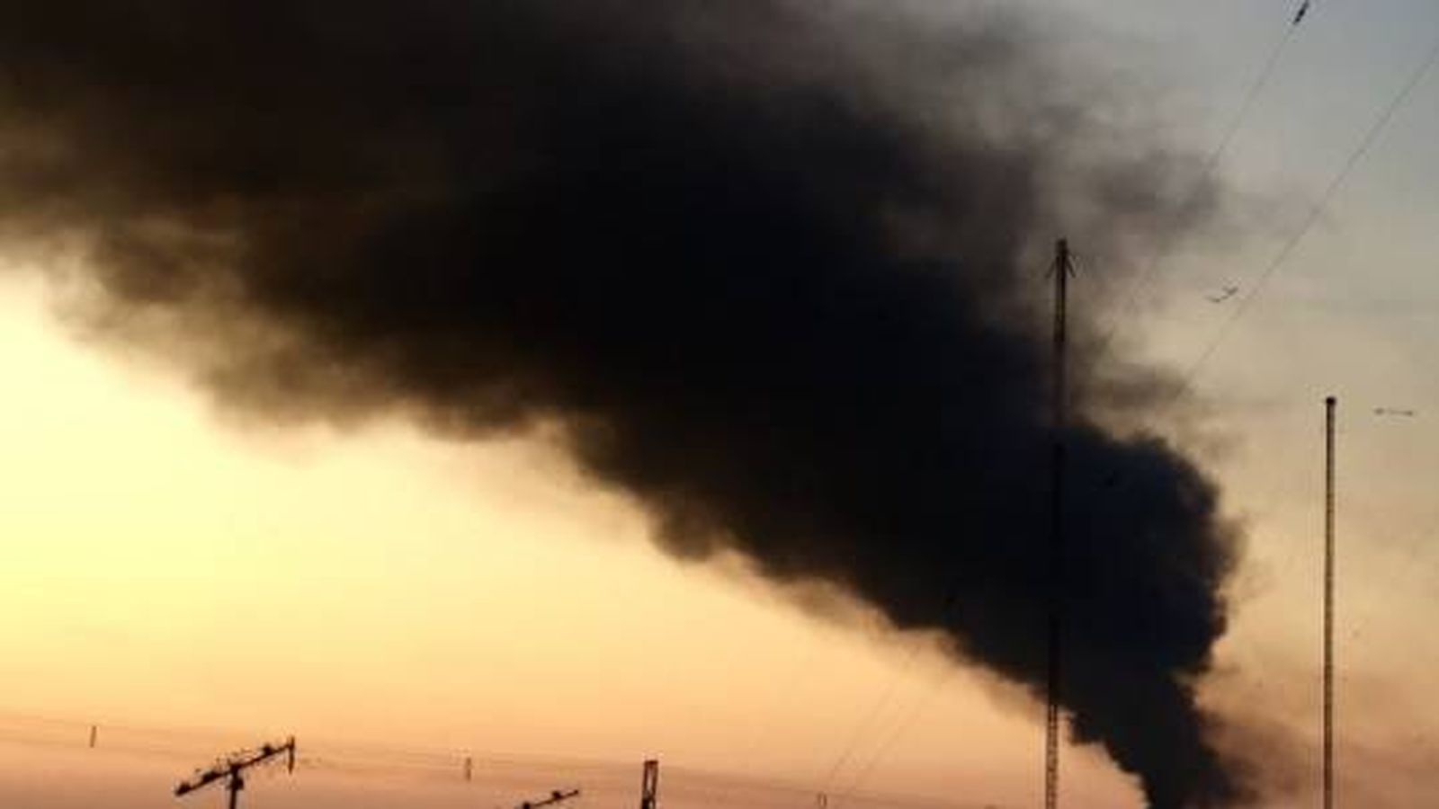 Foto: Fotografía de la columna de humo a varios kilómetros de Arganda del Rey. (@javierqenk)