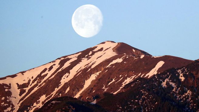 Foto de La Luna detrás del Monte Tatras