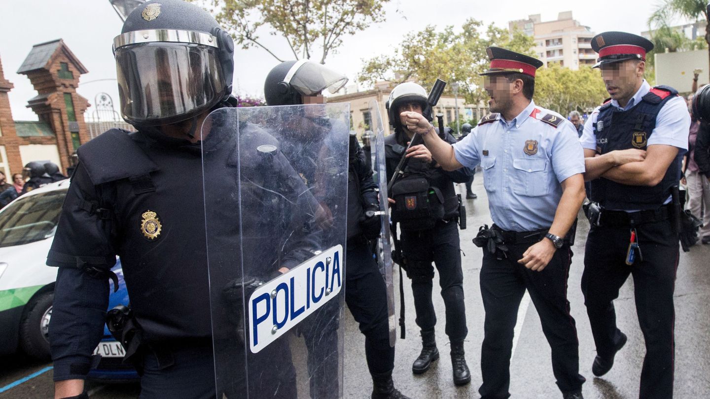 Discusión el pasado 1-O entre agentes antidisturbios de la Policía Nacional y 'mossos'. (EFE)