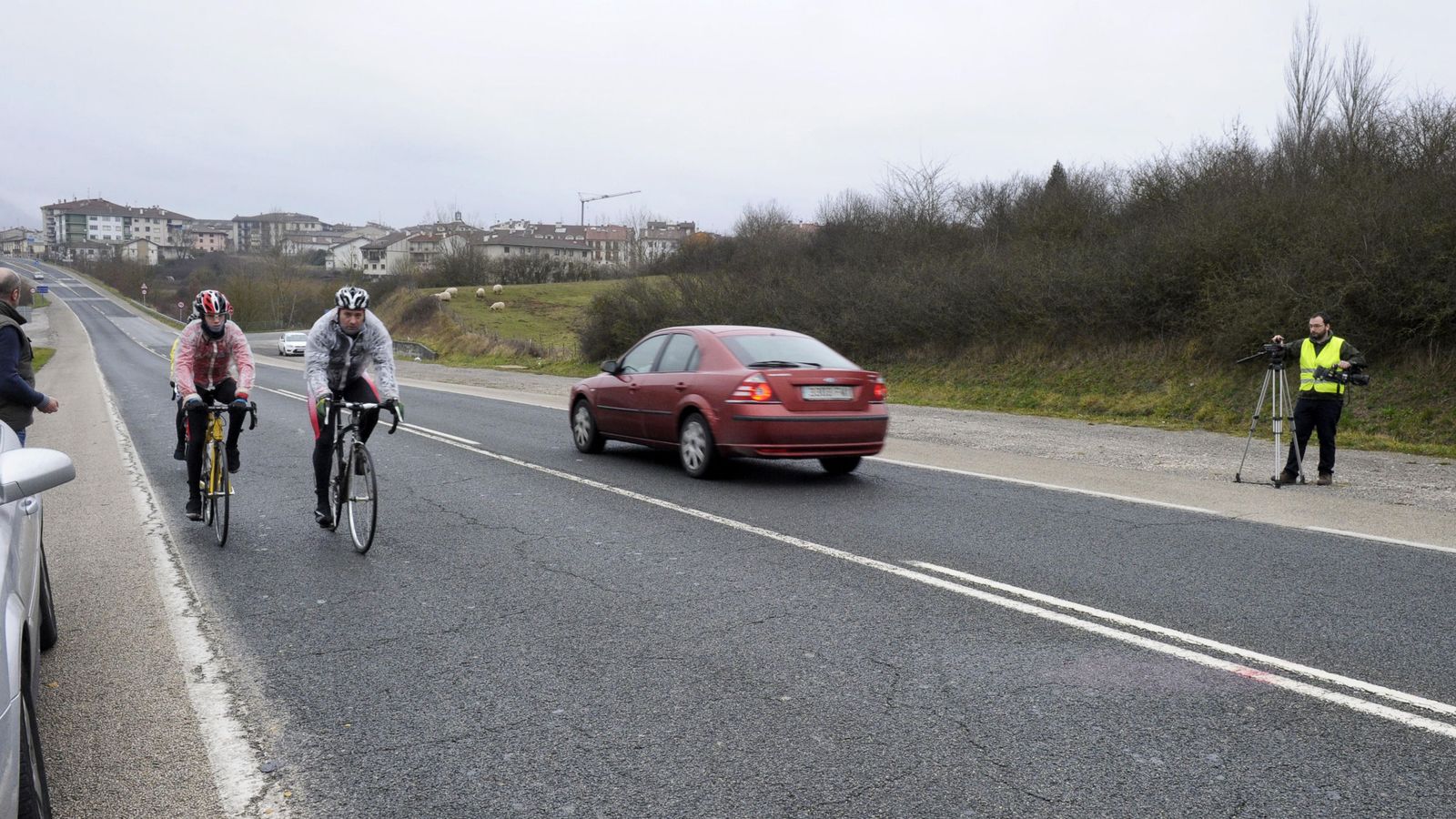 Foto: Dos ciclistas circulan por una carretera de Navarra. (EFE)
