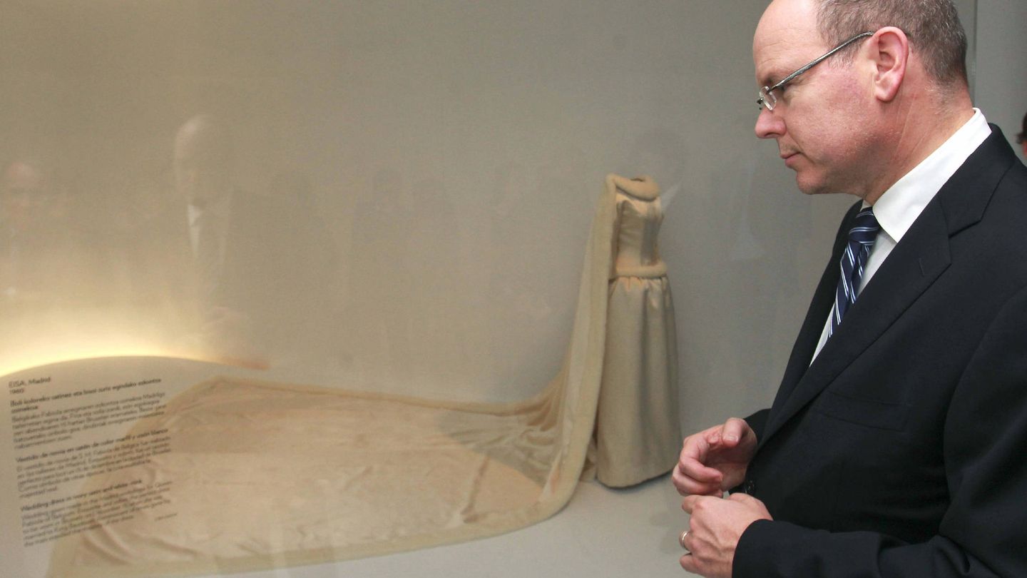 El príncipe Alberto de Mónaco, en la muestra sobre Balenciaga ante el vestido de novia de Fabiola. (EFE)