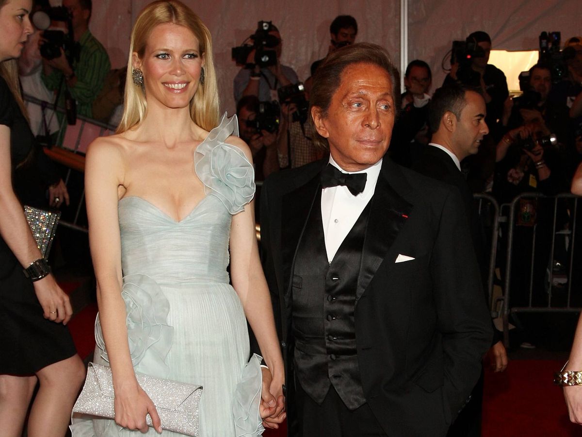 Foto: El diseñador Valentino y la modelo Claudia Schiffer, en la Met Gala de 2008. (Getty)