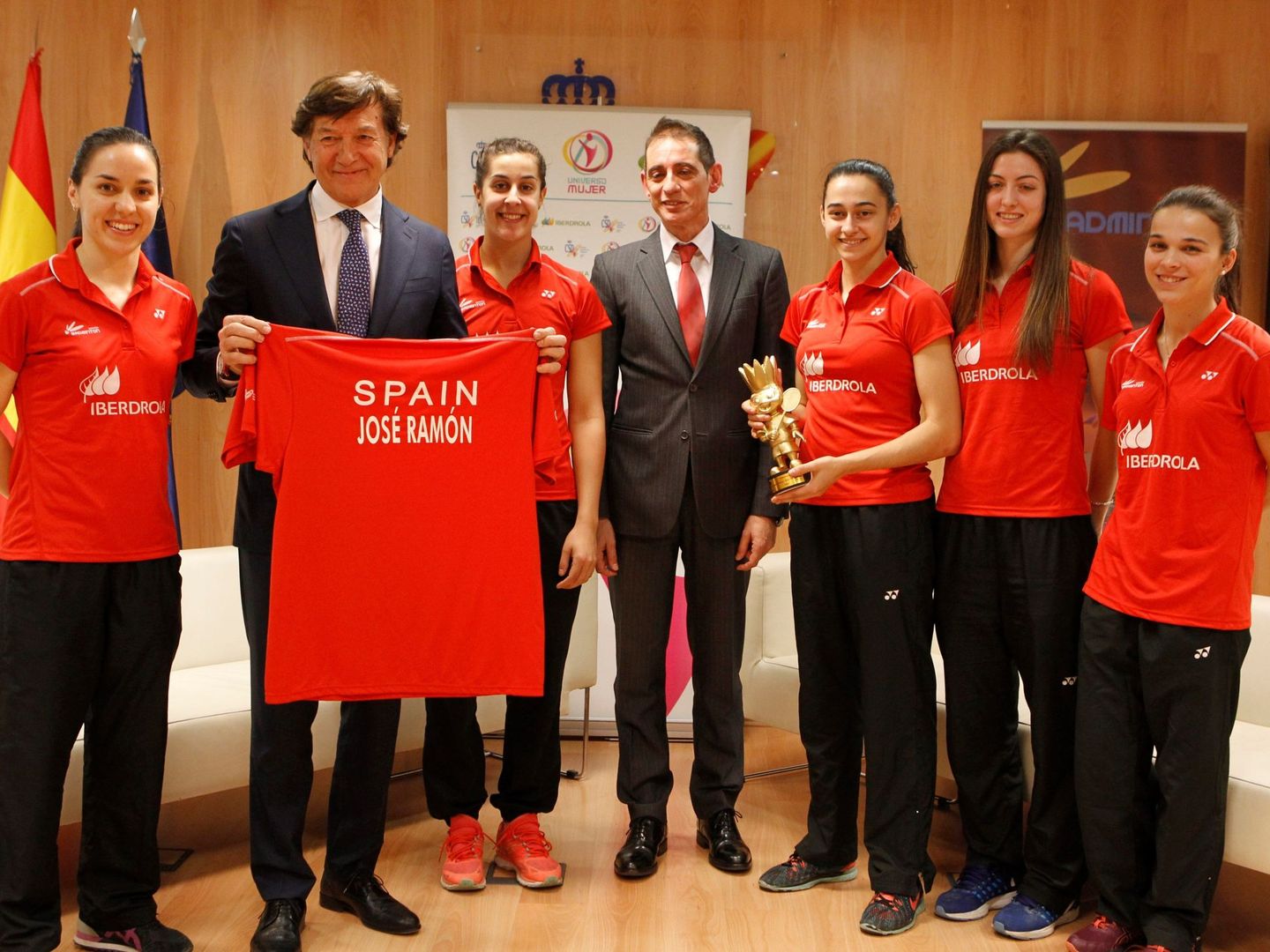 Cabello, junto a José Ramón Lete y un grupo de jugadoras de la Fesba. (EFE/Fran del Olmo)