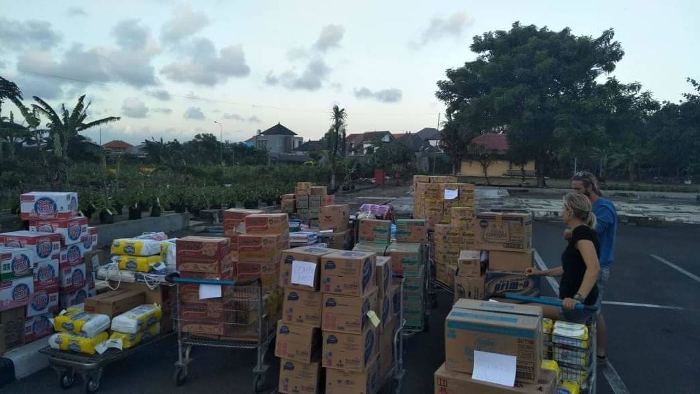 Los cooperantes organizan cajas para enviar a Lombok (B.F.)