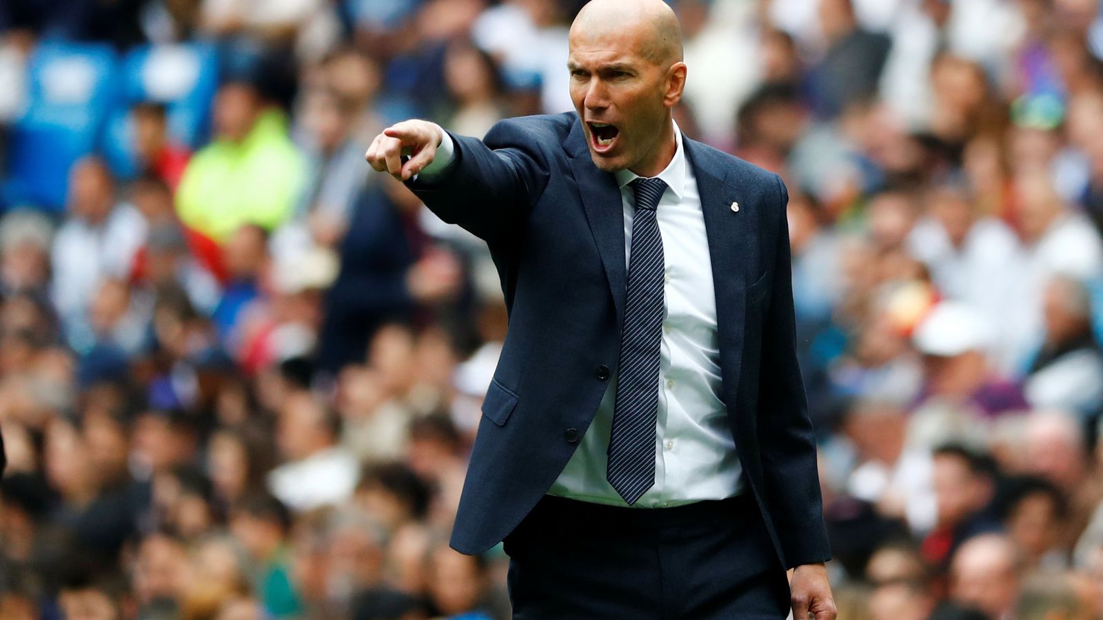 Foto: Zinédine Zidane, en el banquillo del Santiago Bernabéu. (Reuters)