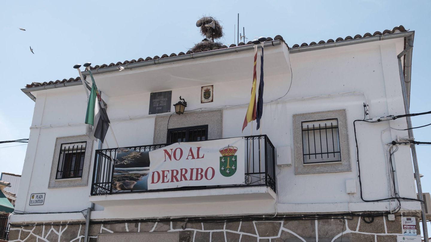 Pancarta contra el desmantelamiento de las instalaciones de la Isla de Valdecañas en el Ayuntamiento de El Gordo. (Sergio Beleña)