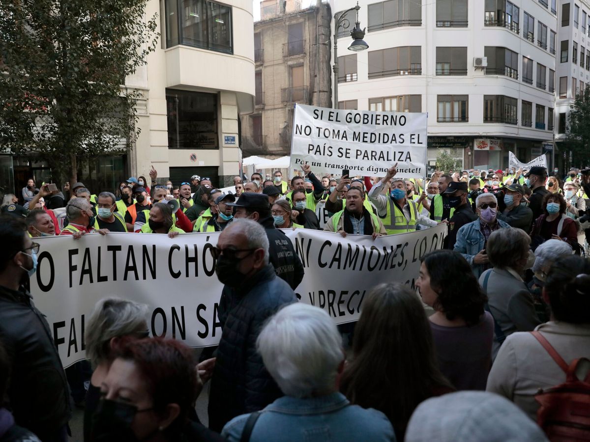Foto: Protesta de los transportistas a la puertas del Teatro Olympia de Valencia. (EFE/Ana Escobar)