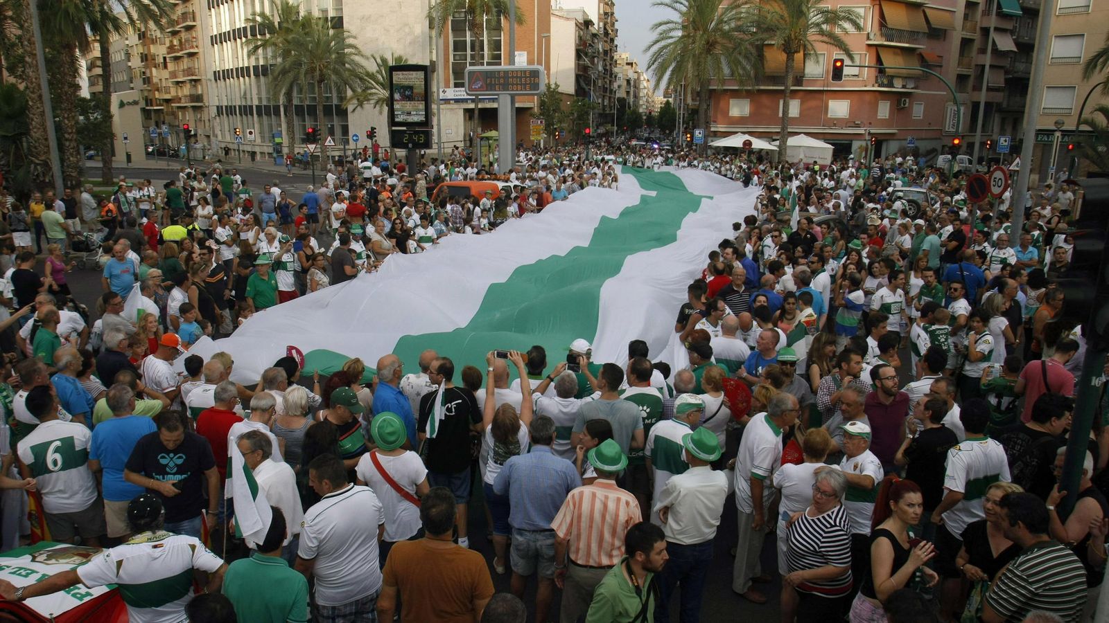 Foto: Miles de aficionados del Elche se manifestaron para mostrar su apoyo al club (Efe)