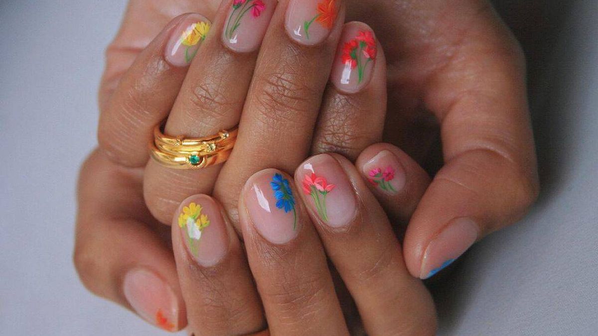 Manicuras con margaritas y otros diseños florales para las uñas más 'it' de la primavera