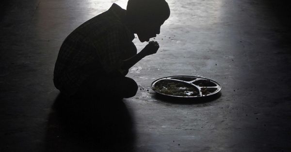 Foto: Un niño come en un orfanato en la India. (Reuters)