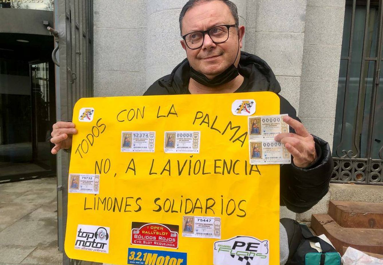 2. Jesus Ruiz, con la pancarta de todos con La Palma (L.F.)