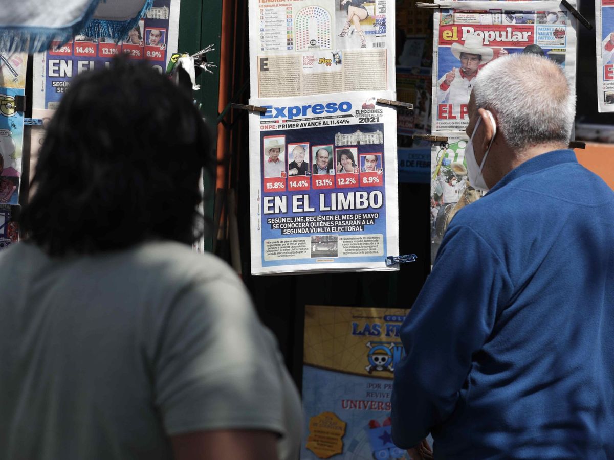 Foto: Dos personas observan las portadas de este lunes ante el proceso electoral para elegir nuevo presidente. (EFE)