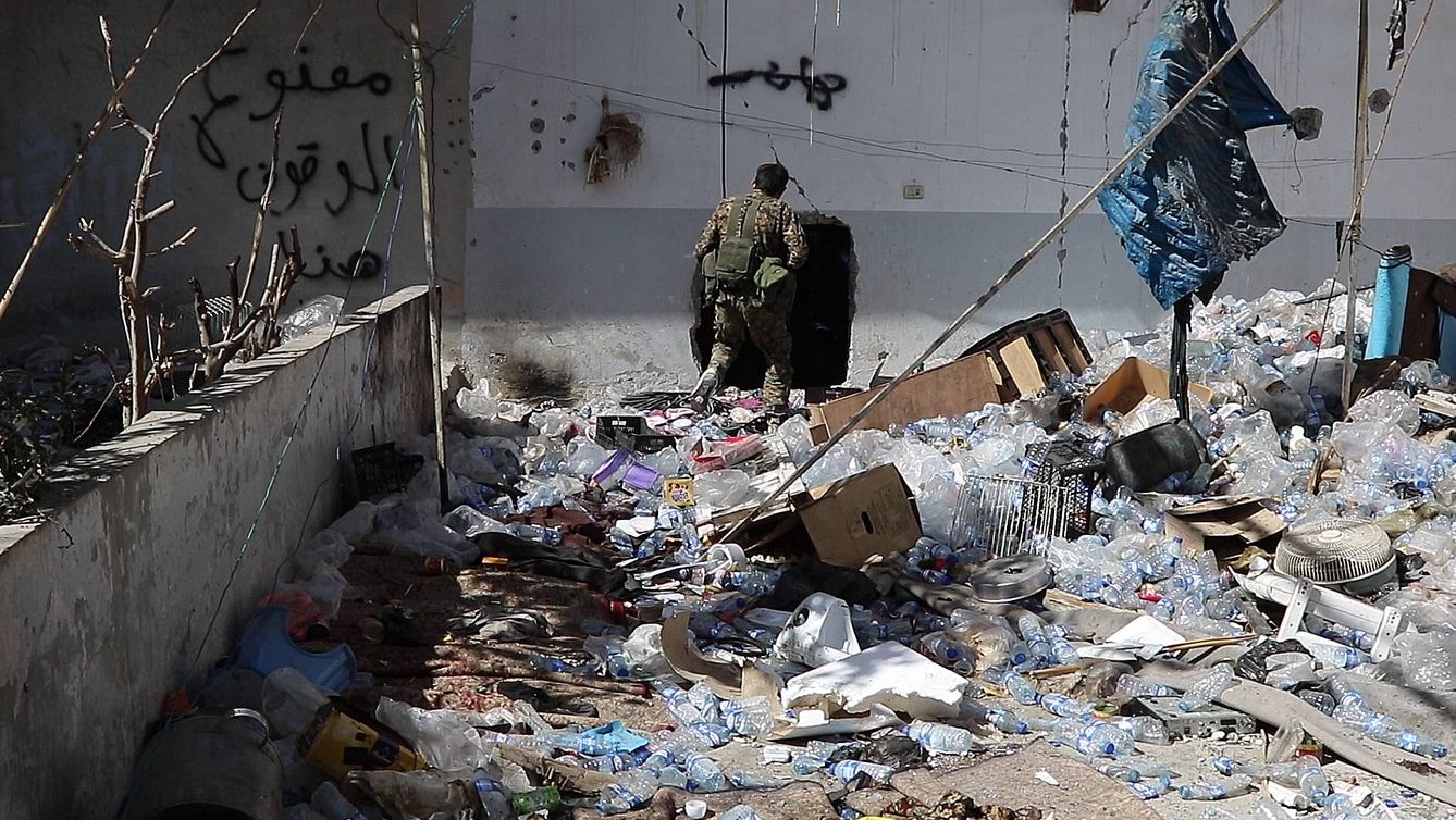 Un combatiente kurdo de las Fuerzas Democráticas Sirias busca refugio entre los escombros de una calle de Raqqa. (F. Barber)  