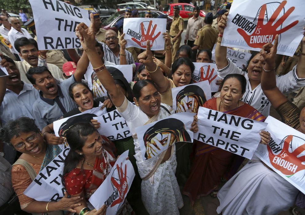 Foto: Manifestantes indios piden la pena de horca para los violadores (Efe).