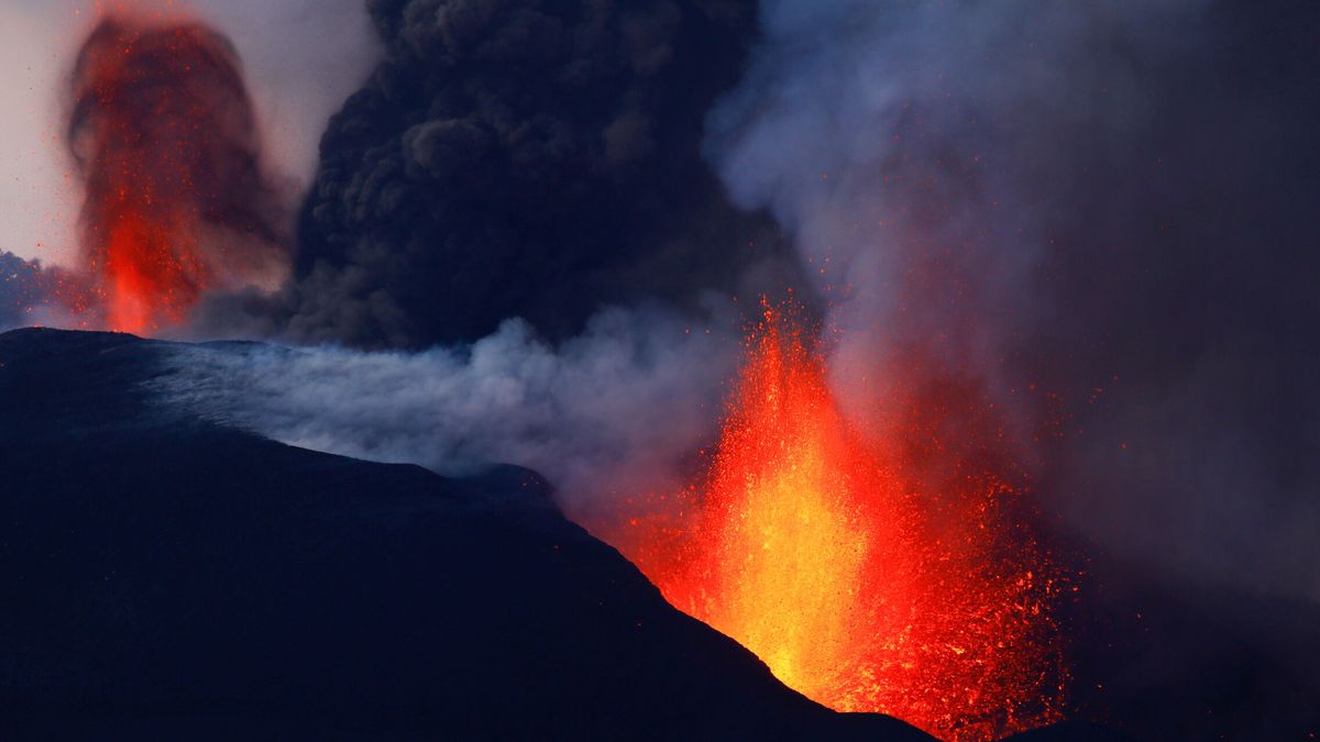 El volcán continúa explosivo y la sismicidad sigue siendo alta