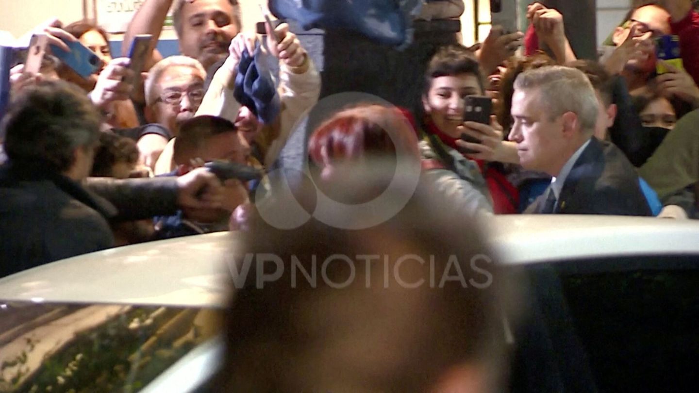 Un hombre apunta con un arma a Kirchner. (Reuters/Televisión pública argentina)