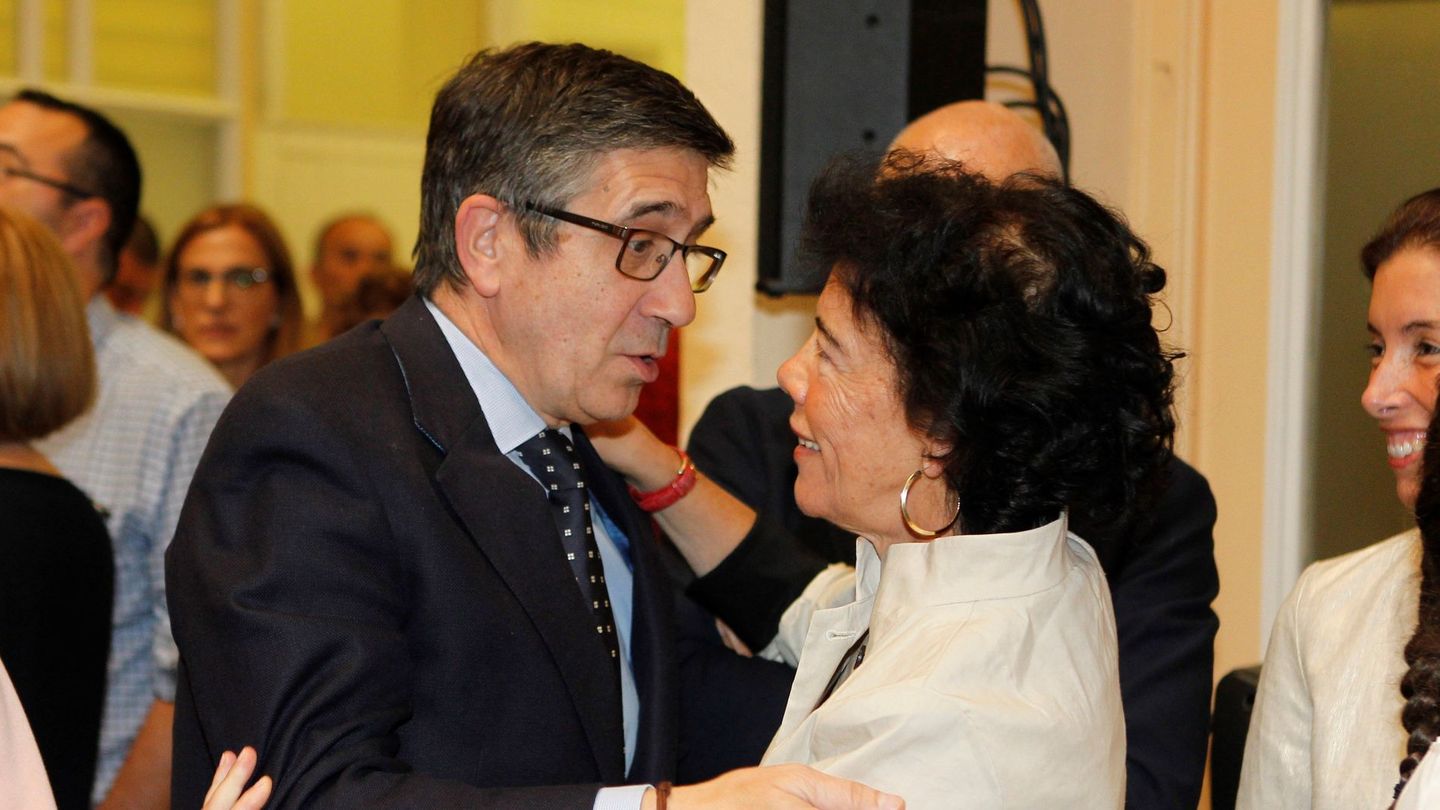 La nueva ministra de Educación y Formación Profesional, Isabel Celaá (d), saluda a Patxi López. (EFE)