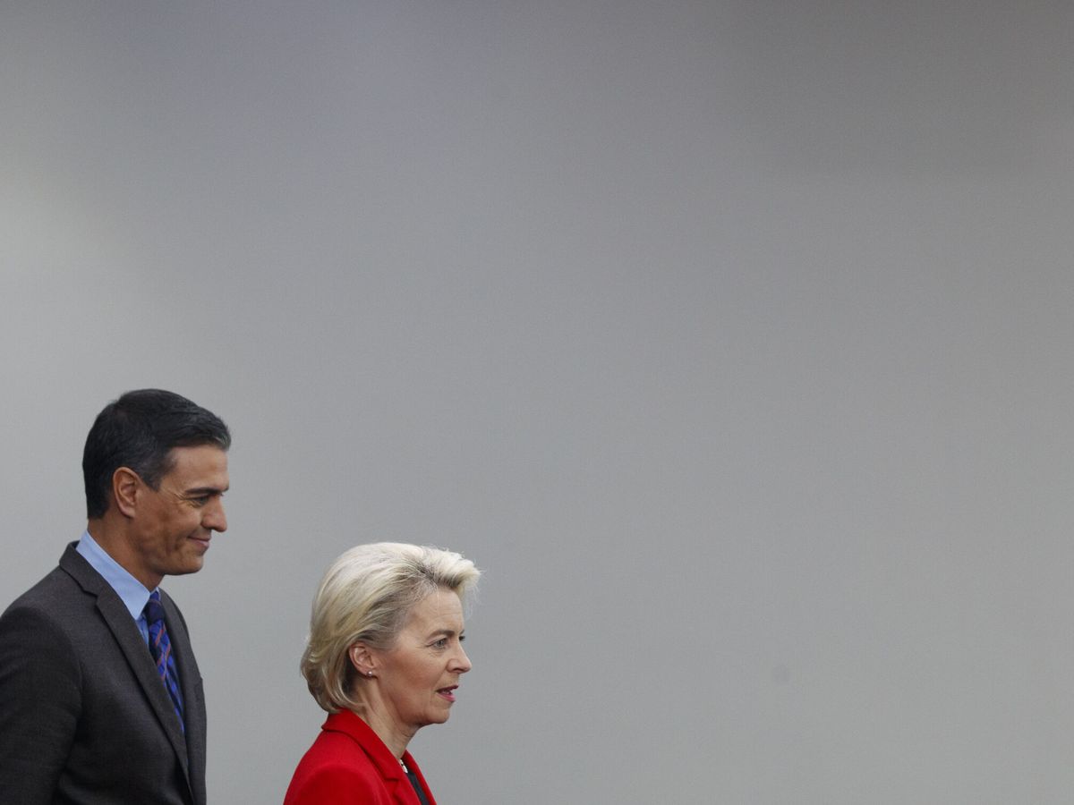 Foto: El presidente del Gobierno, Pedro Sánchez, y la presidenta de la Comisión Europea, Ursula von der Leyen. (EFE/Sergio Pérez)