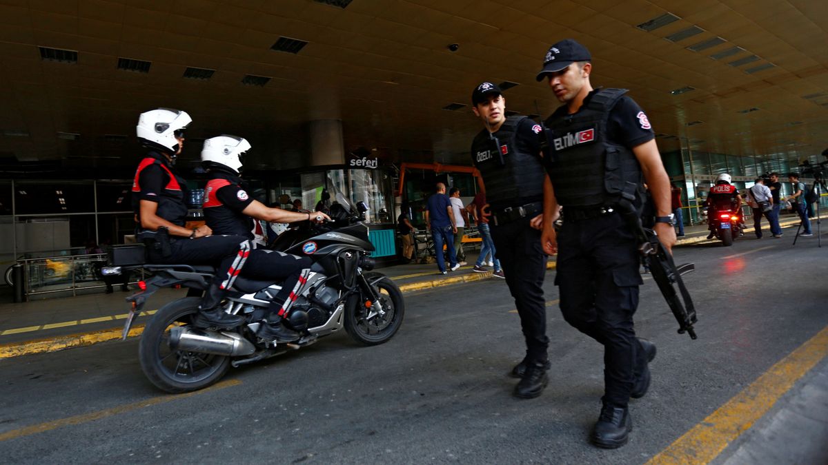Turquía detiene a 22 sospechosos por el atentado del aeropuerto de Estambul