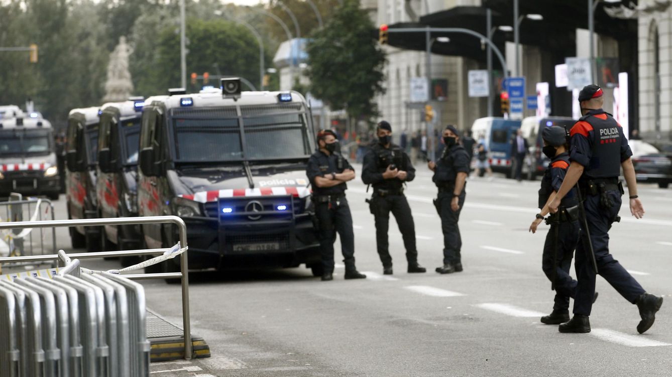 Foto: Los mossos blindan la estación de francia ante la visita del rey y sánchez
