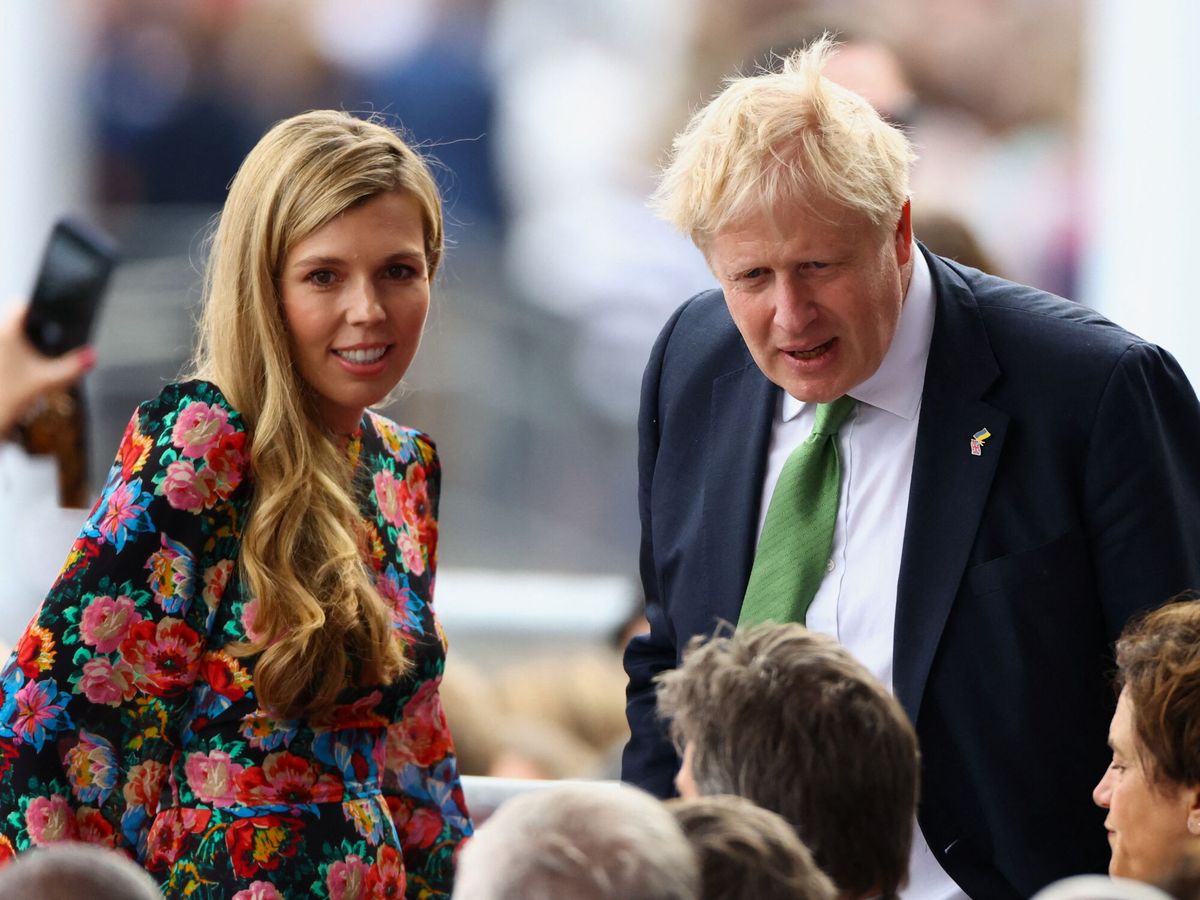 Foto: Boris Johnson, junto a su pareja Carrie Johnson. (Reuters/Hannah McKay)